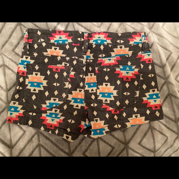 Aztec pattern shorts - Picture 2 of 3